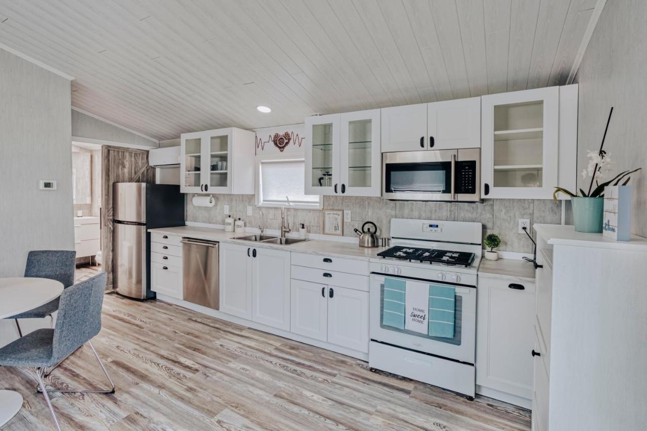 Modern & Cozy Stand-Alone Apartment - Perfect Stay Painted Post Εξωτερικό φωτογραφία
