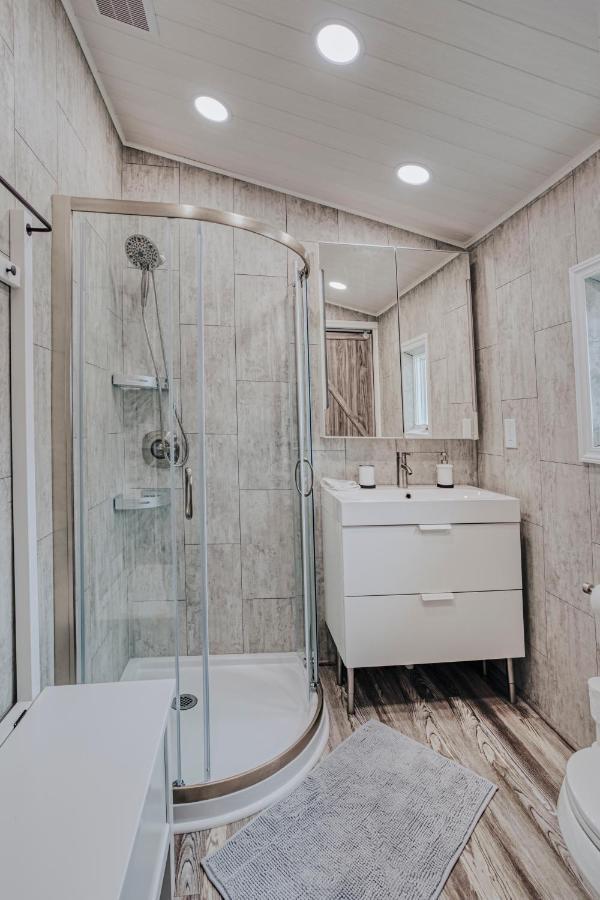 Modern & Cozy Stand-Alone Apartment - Perfect Stay Painted Post Εξωτερικό φωτογραφία