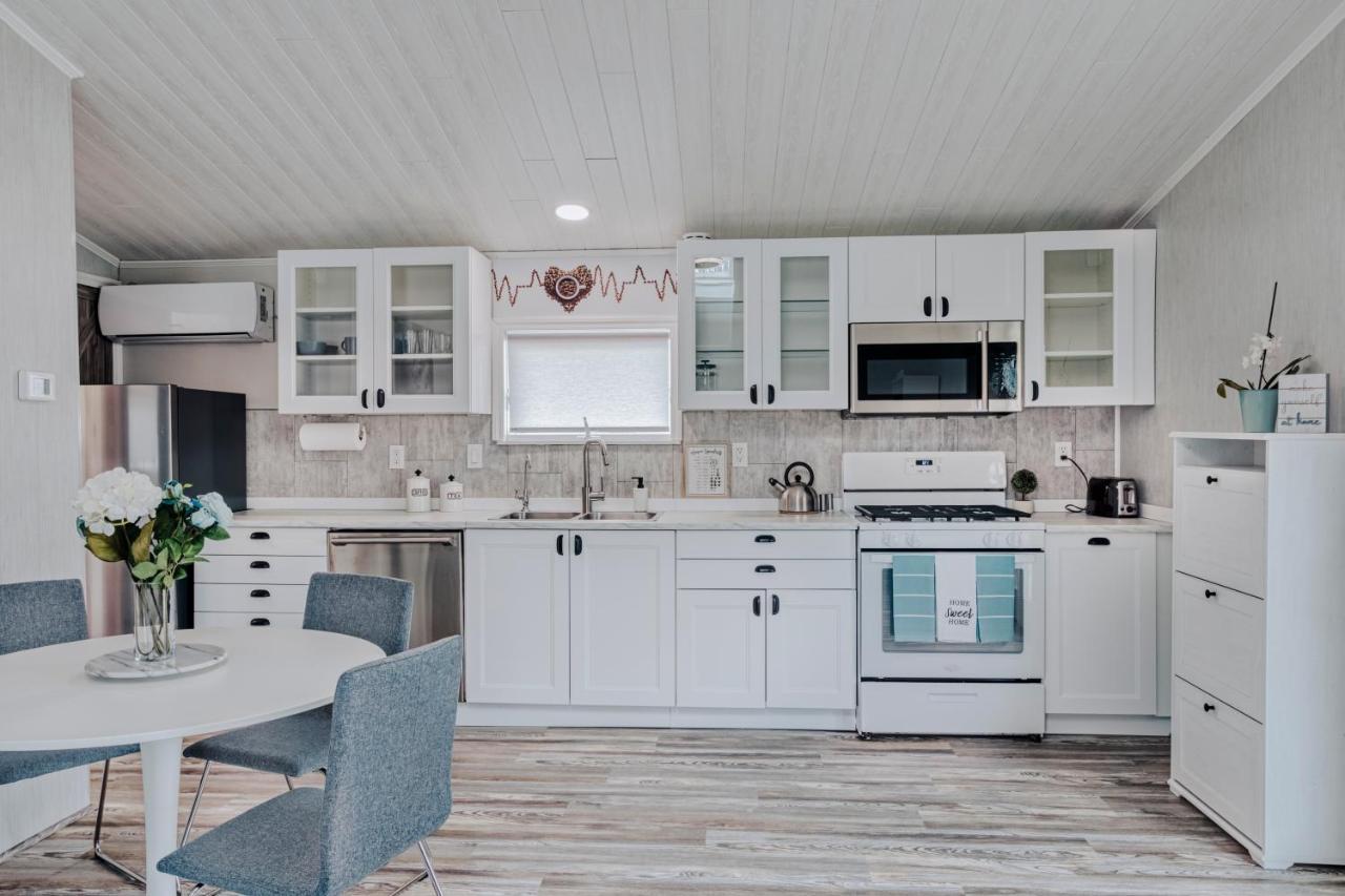 Modern & Cozy Stand-Alone Apartment - Perfect Stay Painted Post Εξωτερικό φωτογραφία