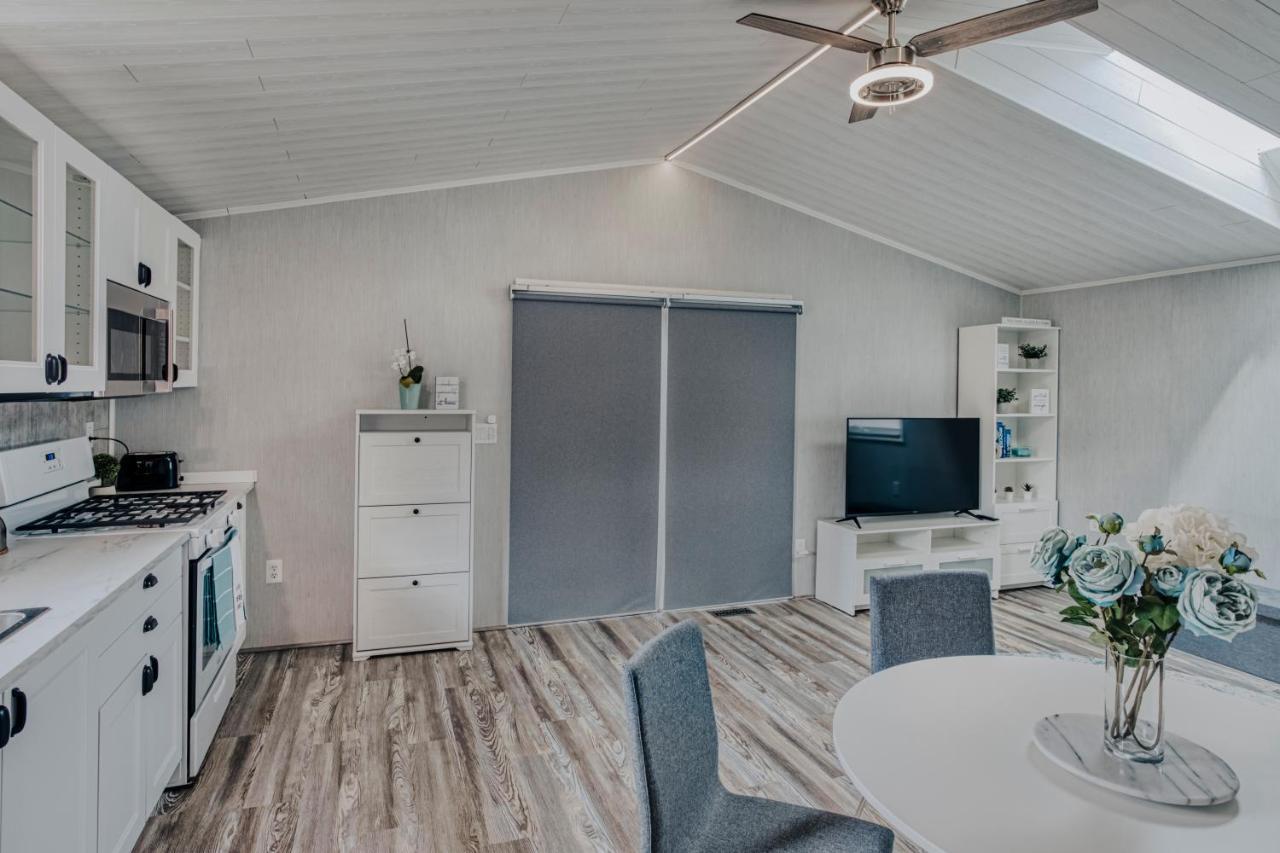 Modern & Cozy Stand-Alone Apartment - Perfect Stay Painted Post Εξωτερικό φωτογραφία