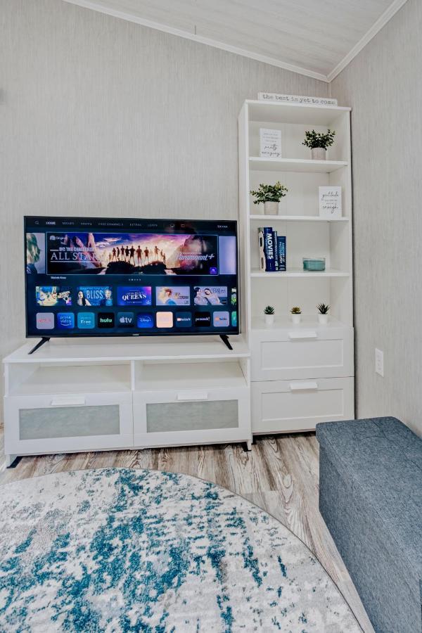 Modern & Cozy Stand-Alone Apartment - Perfect Stay Painted Post Εξωτερικό φωτογραφία