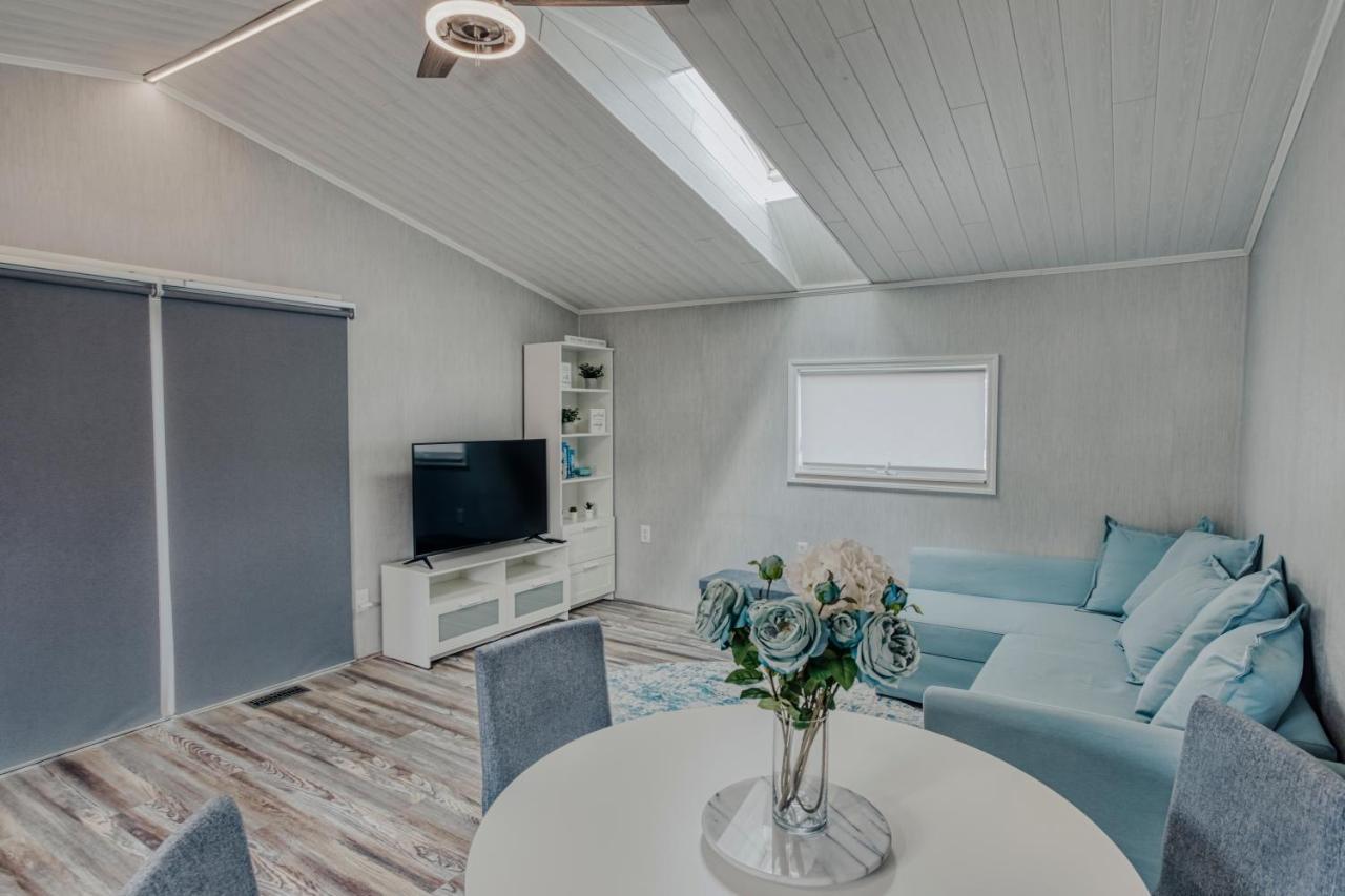 Modern & Cozy Stand-Alone Apartment - Perfect Stay Painted Post Εξωτερικό φωτογραφία