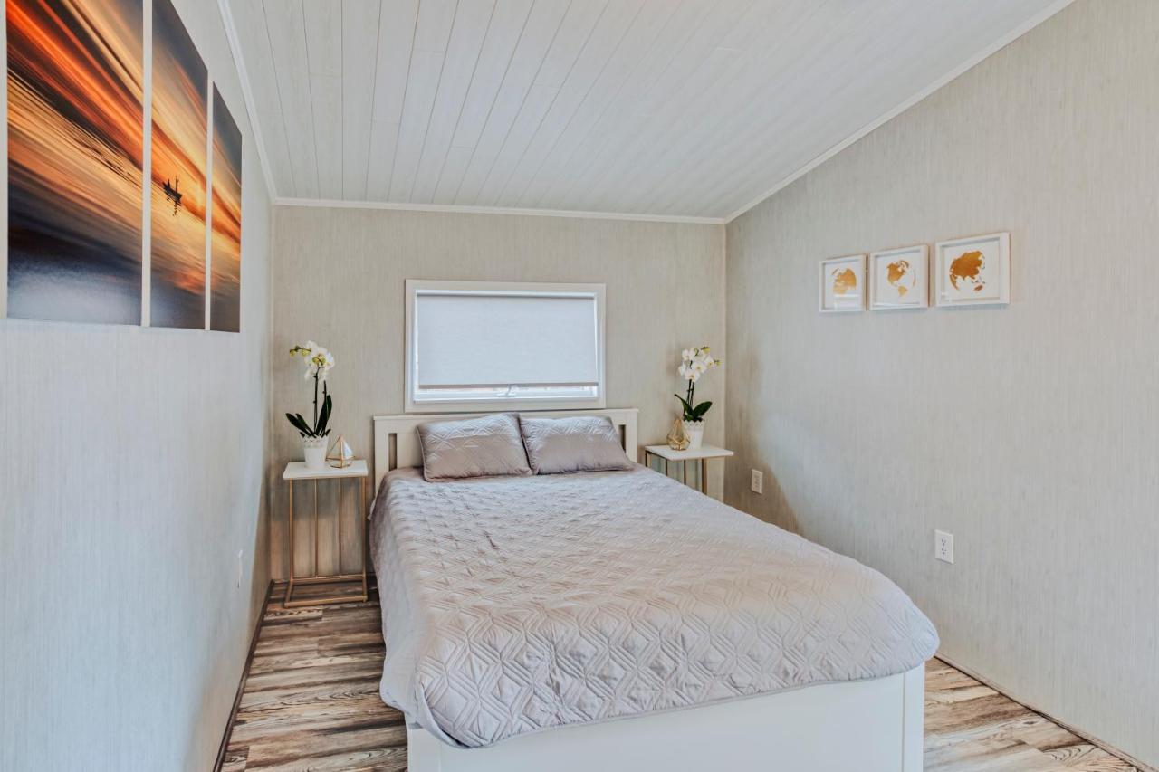 Modern & Cozy Stand-Alone Apartment - Perfect Stay Painted Post Εξωτερικό φωτογραφία