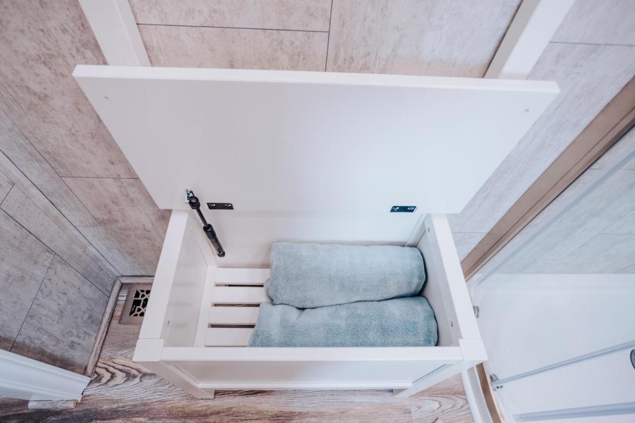Modern & Cozy Stand-Alone Apartment - Perfect Stay Painted Post Εξωτερικό φωτογραφία