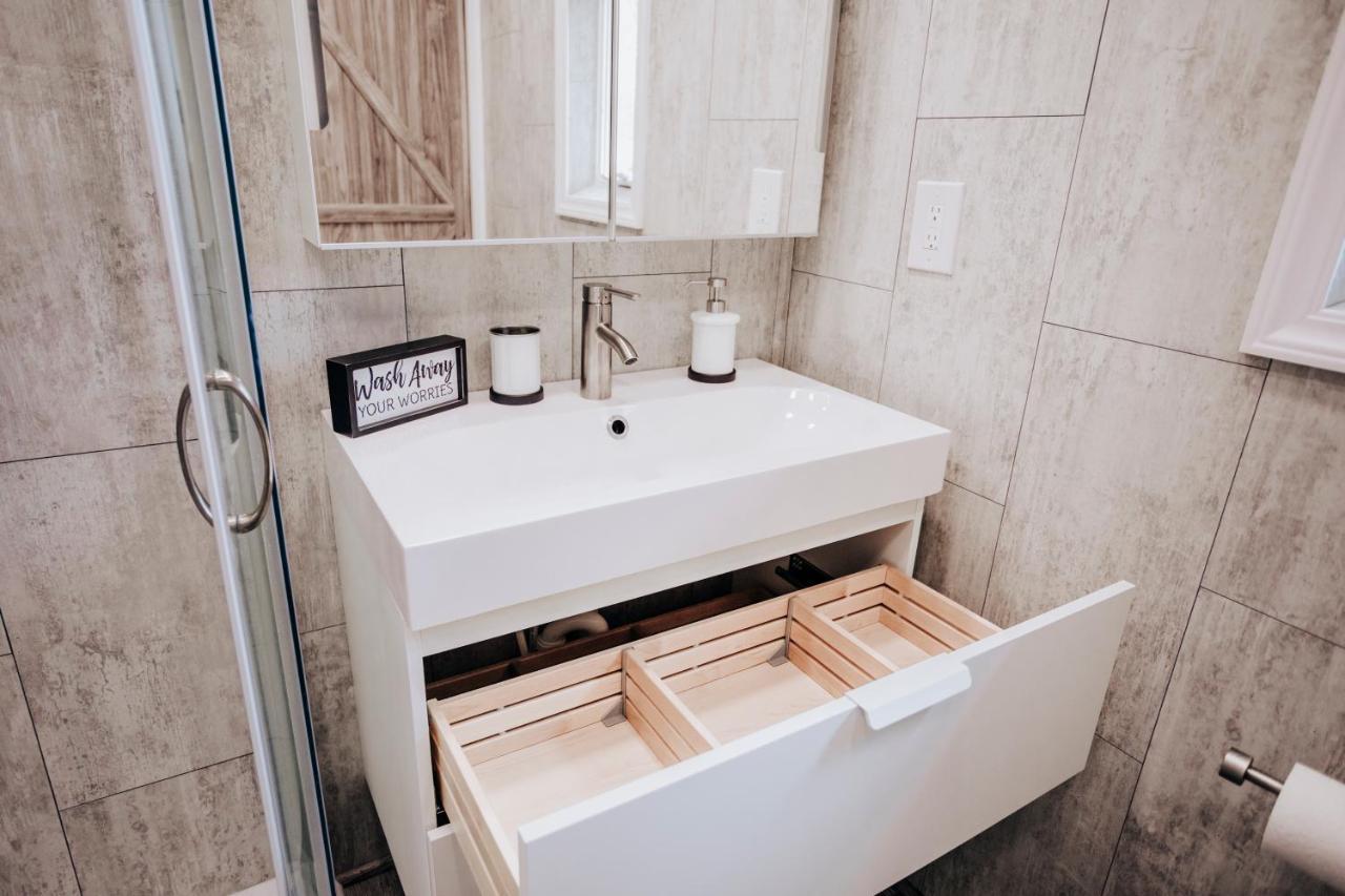 Modern & Cozy Stand-Alone Apartment - Perfect Stay Painted Post Εξωτερικό φωτογραφία